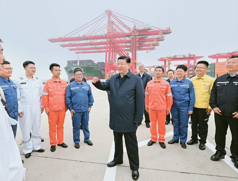 2024年5月22日至24日，中共中央总书记、国家主席、中央军委主席习近平在山东考察。这是22日下午，习近平在日照港亲切慰问港口科技工作者、运营人员、航运人员。 新华社记者 谢环驰/摄